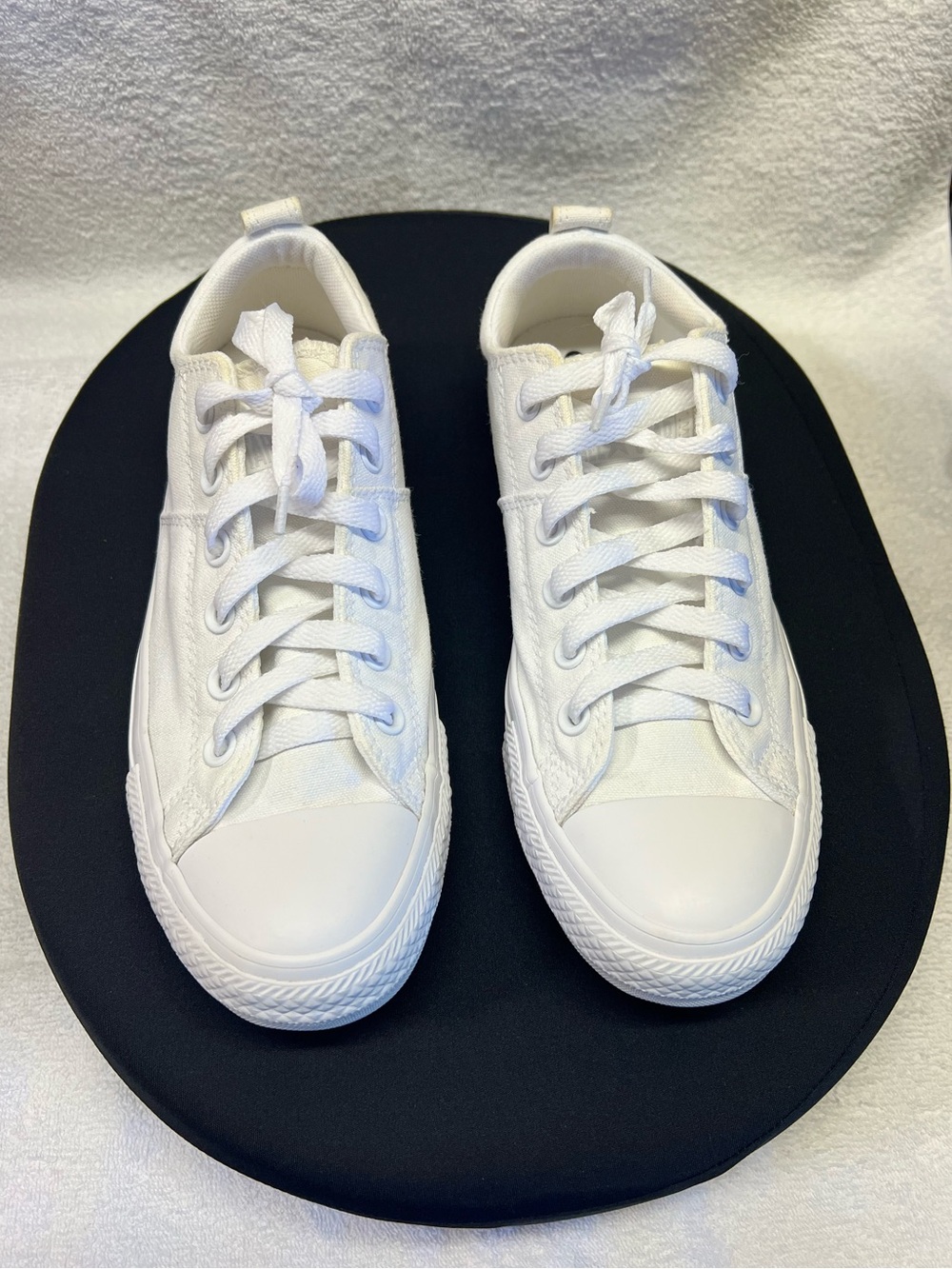 Converse Chuck Taylor All Stars Low-Top Classic White Sneakers Women’s Size 8.5